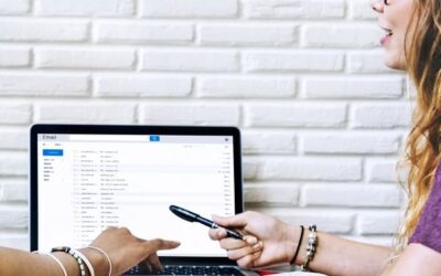 Новости Новости - closeup friends working with computer laptop together 1 400x250