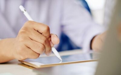 Новости Новости - man working tablet with stylus 1 400x250